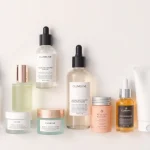 Bästa hudvårdsprodukterna visas elegant mot en minimalistisk bakgrund som visar hudvård av hög kvalitet.